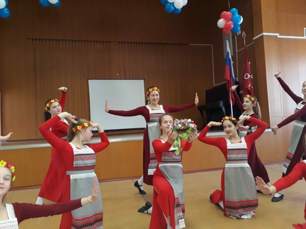 Праздничный концерт "Дарите щенщинам цветы!"